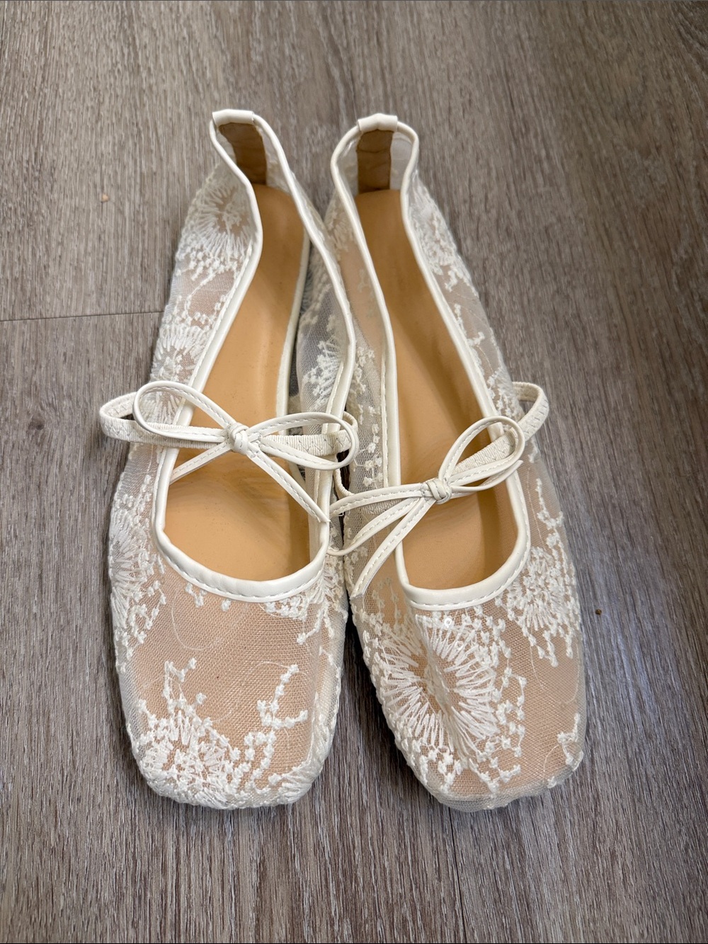 Women’s Lace Ballet Flats with Bow - White/Cream